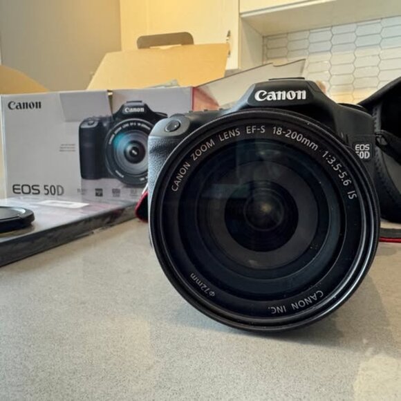 Canon EOS 50D Camera body with 18-200mm Zoom Lens plus 32GB Memory Card - Picture 4 of 6